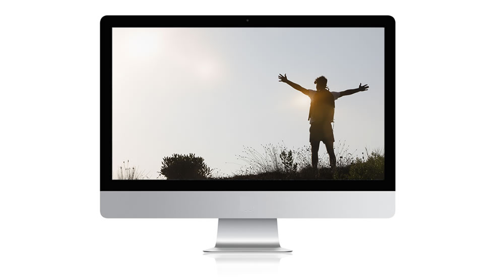 Bildschirm mit einem Bild eines Wanderers, der die freie Natur genießt.