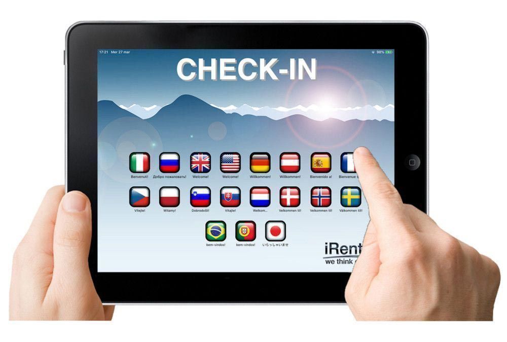 Mains qui soutiennent tablette qui a à l’écran le check-in RENT-ALL