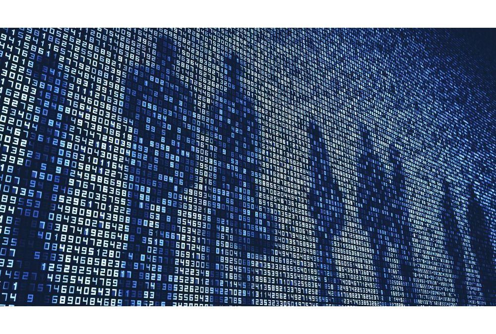 Mauer aus Codes mit Menschen im Hintergrund