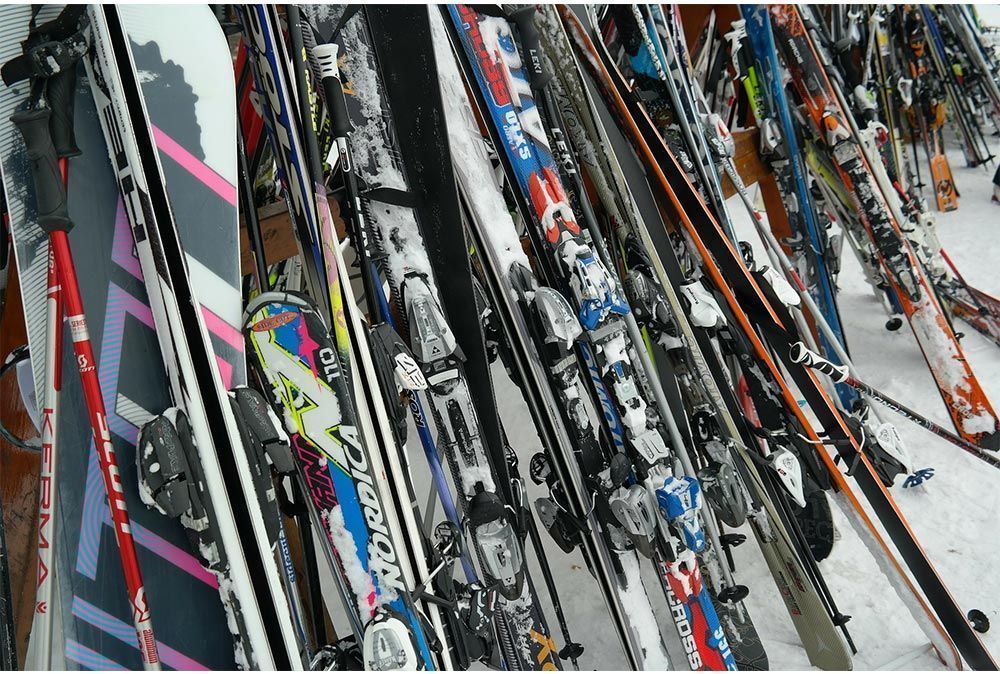 Enchevêtrement de skis reposant sur un râtelier