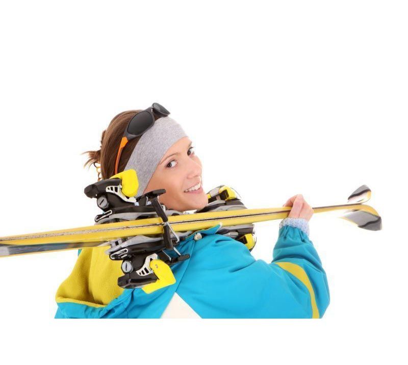 Fille heureuse avec ski à l’épaule